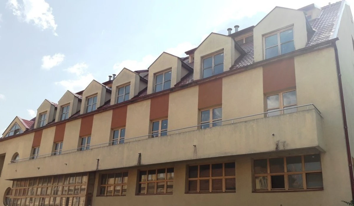 Hotelul sportivilor din Arad, abandonat după ce s-au investit 8 milioane de lei