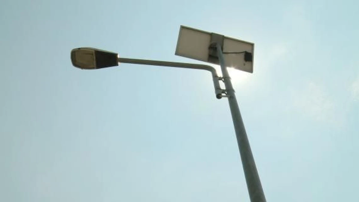HOTII S-AU ORIENTAT DUPA CORPURILE DE ILUMINAT FOTOVOLTAICE DIN PARC