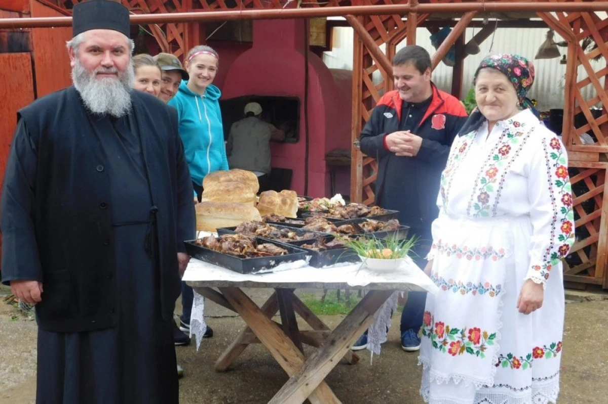Hrană tradițională gătită de Sfintele Paști pentru zeci de familii defavorizate din Arad