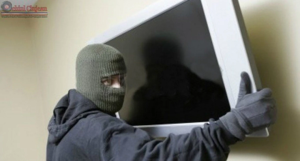 I-a furat telefonul, televizorul și sistemul home cinema din casă