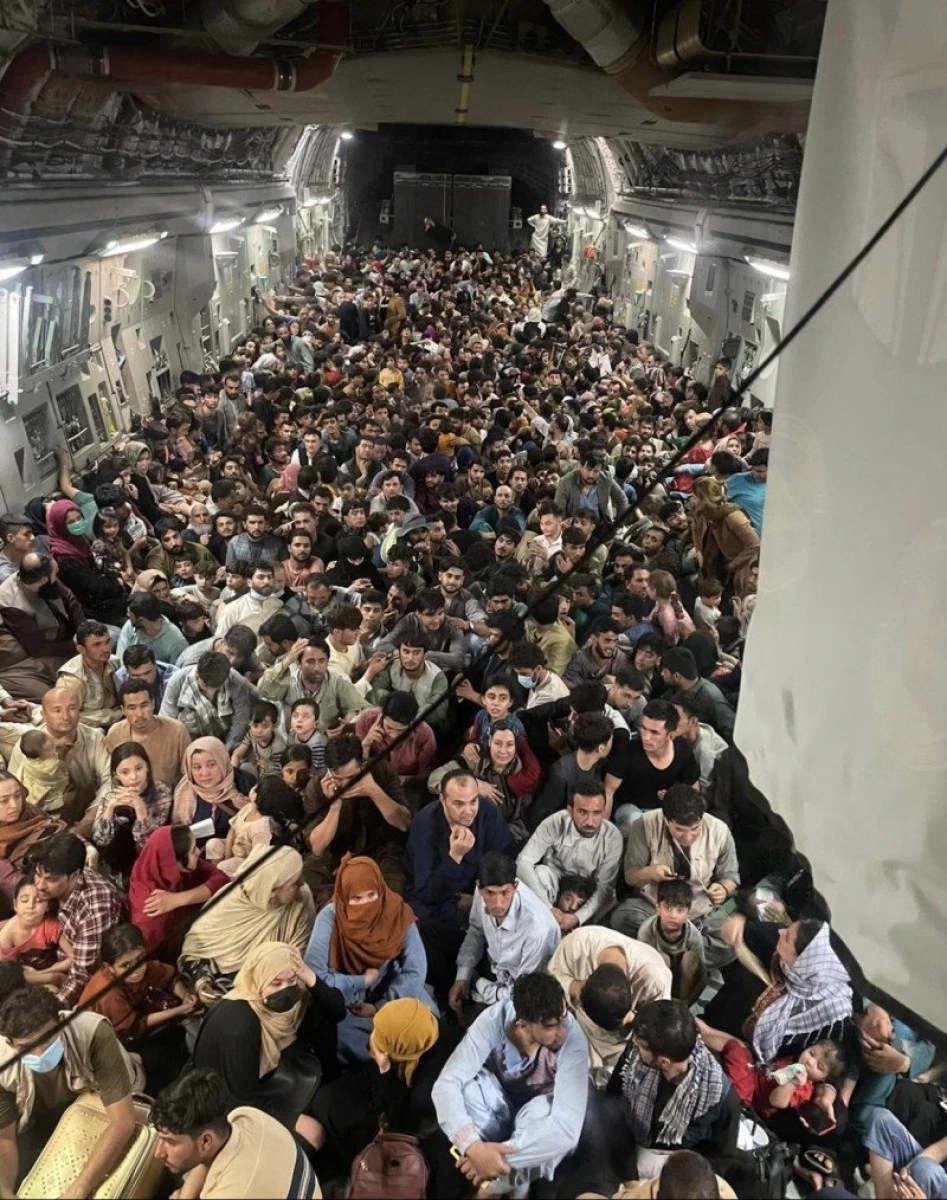 Imaginea disperării: Aproape 650 de afgani înghesuiți într-un avion