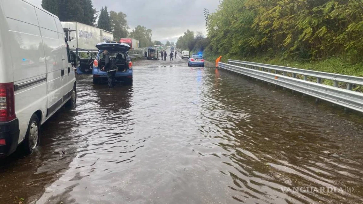 Imagini apocaliptice cu inundaţiile din Sicilia. Mai mulţi şoferi au rămas blocaţi pe autostradă, maşinile parcate au ajuns în mare