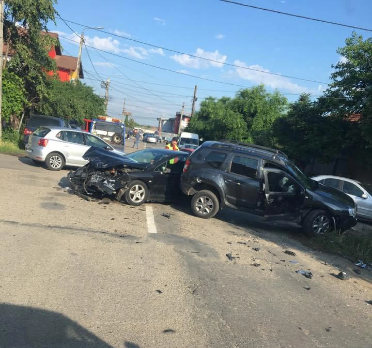 Impact violent între un Duster și un Peugeot, într-o intersecție din Arad