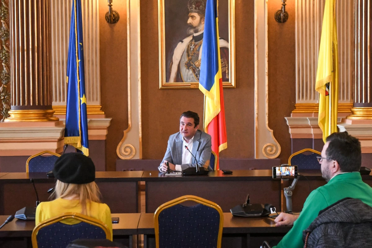 În 2023, Bibi se laudă că asfaltează străzile de pământ