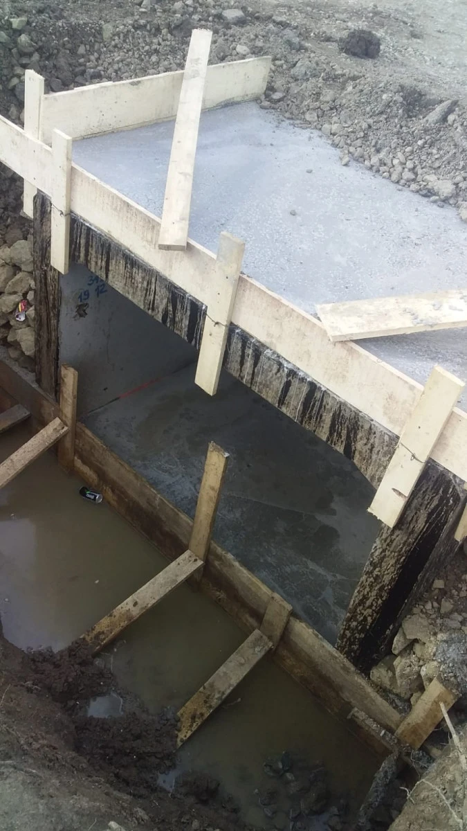 În aceste zile se lucreză la lărgirea drumului Târnova-Tauț