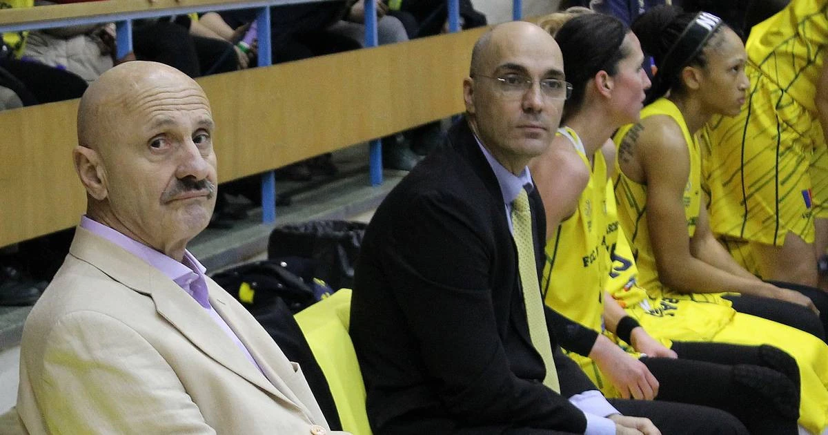 În aşteptarea antrenamentelor, Dan Moraru lucrează la broşura CS Baschet Arad