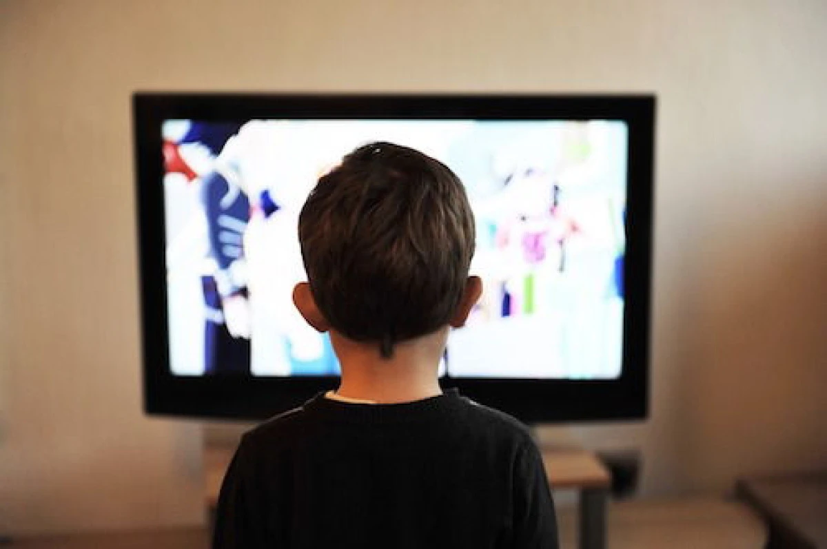 În ce țară se stă cel mai mult în fața televizorului