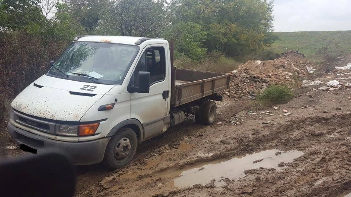 ÎN CIUDA AMENZILOR, ARĂDENII CONTINUĂ SĂ ARUNCE DEȘEURI ÎN SÂNICOLAU MIC