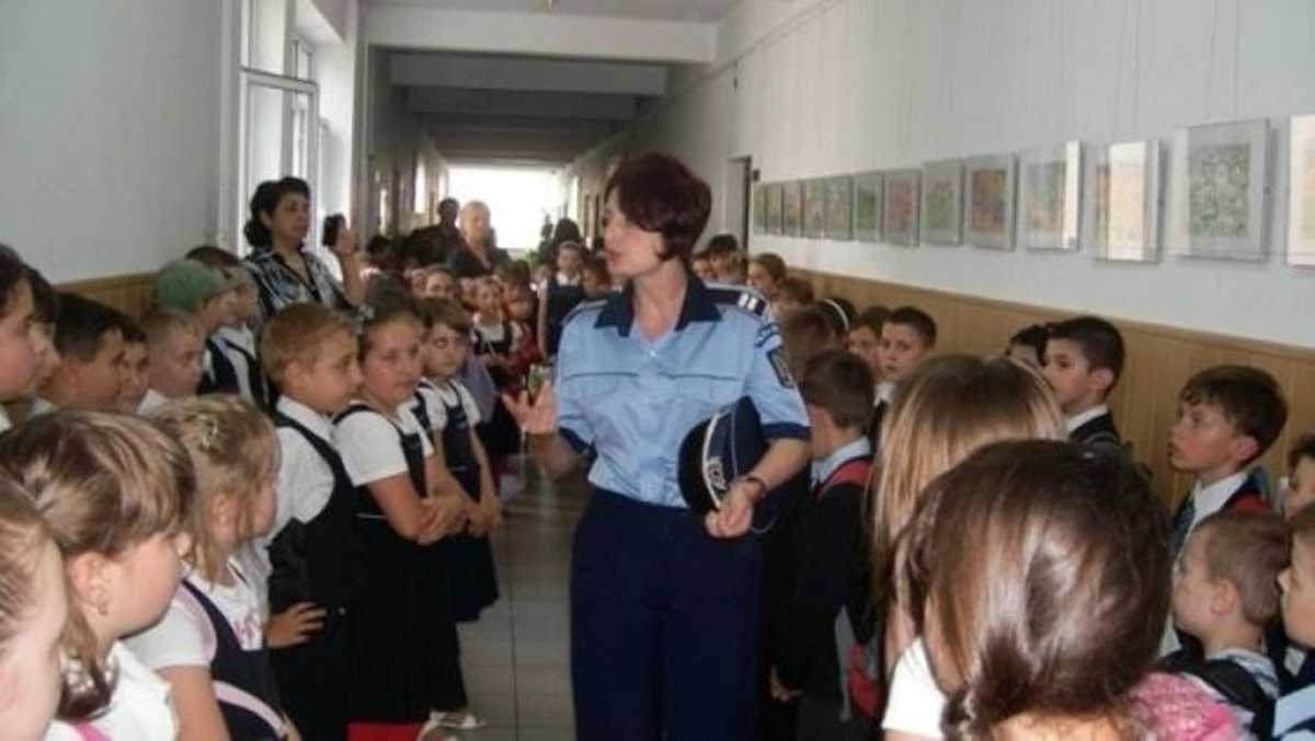 IN "SCOALA ALTFEL" POLITISTII ARADENI INFORMEAZA ELEVII DESPRE PREVENTIA JUVENILA
