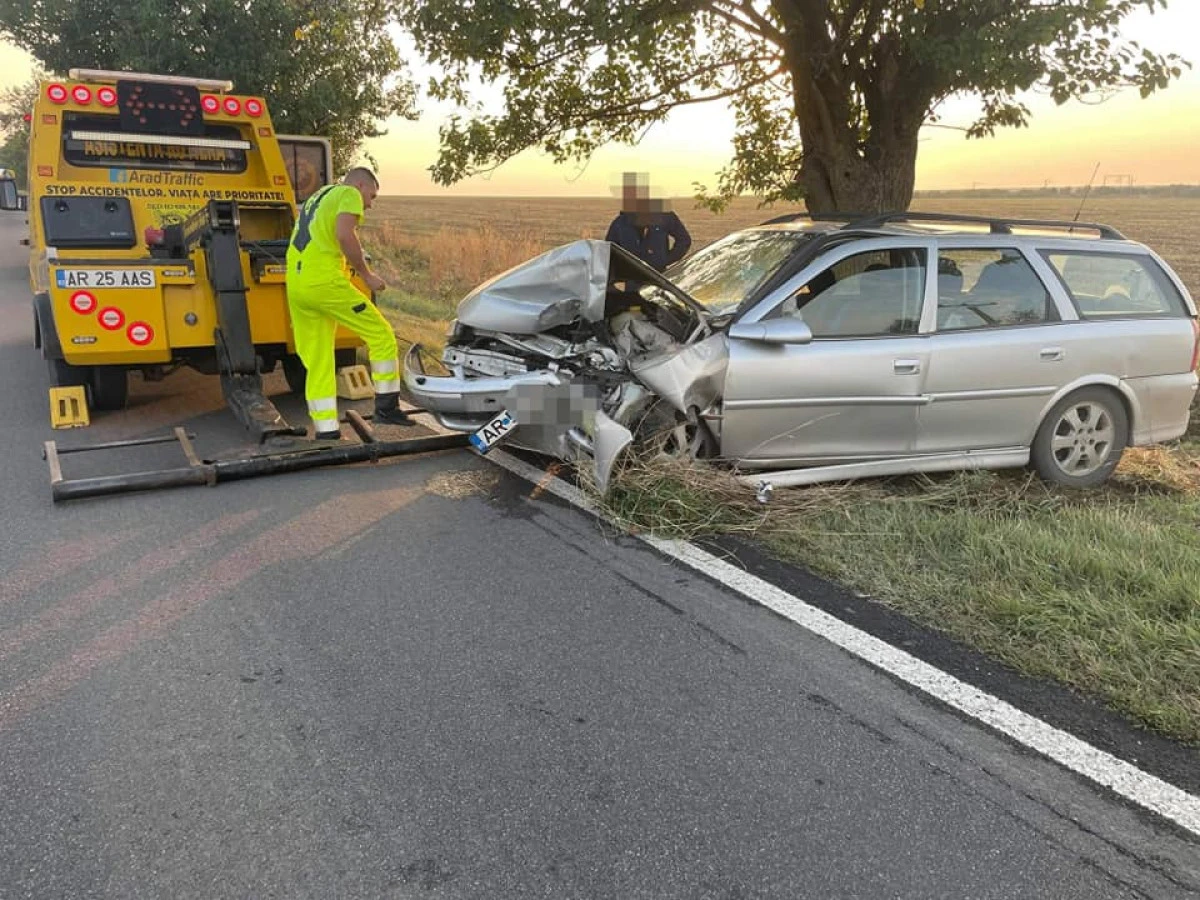 În stare gravă la spital, după ce a intrat cu mașina într-un copac pe drumul Arad - Timișoara
