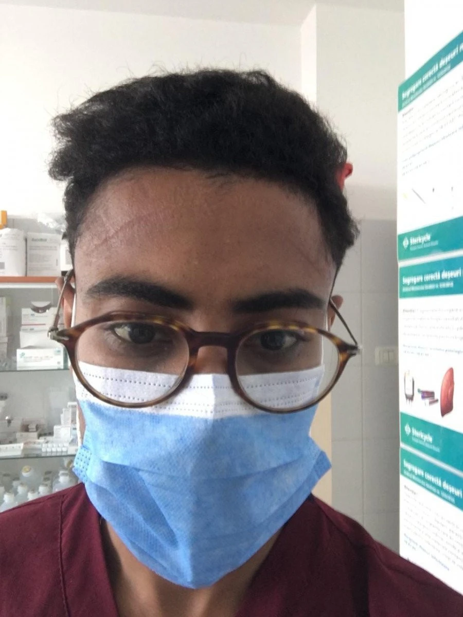 În timp ce alţii demisionează, un student din Maroc este zilnic alături de bolnavii Covid din Arad