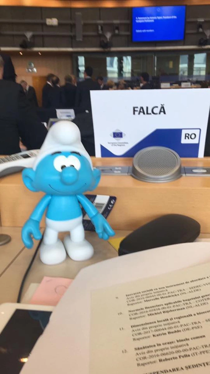 În timp ce gunoaiele fac legea în Arad, Falcă a mers la Bruxelles după un ştrumf