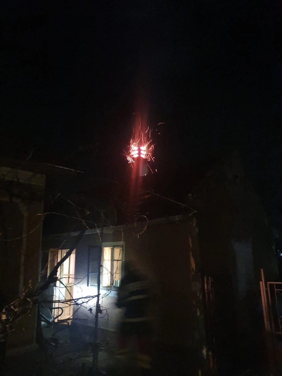 În timp ce se luptau cu flăcările la o casă din Chier, pompierii au observat un alt incendiu