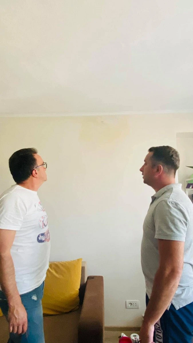 În urma anvelopărilor girate de Primăria lui Bibarț, oamenilor le plouă în case