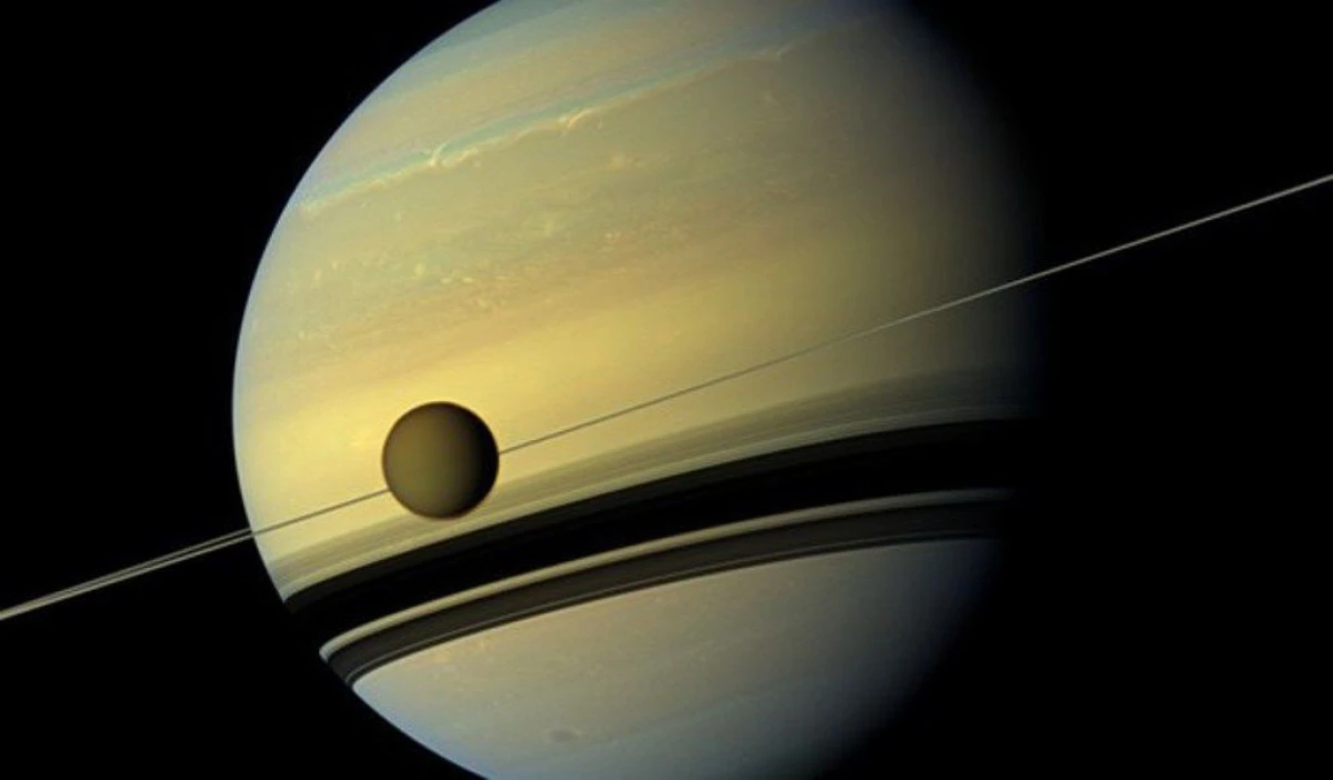 IN URMA CU 360 DE ANI A FOST DESCOPERIT TITAN, CEA MAI MARE LUNA A LUI SATURN