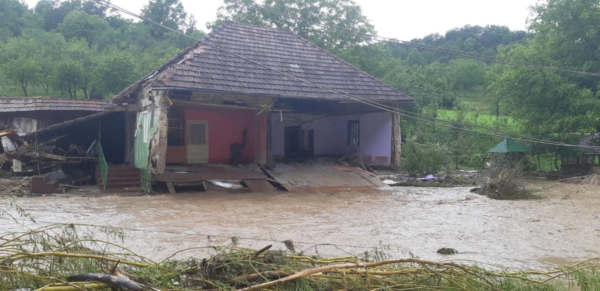 În urma inundațiilor au fost distruse 29 de poduri, 19 podețe, 4,6 km drum comunal asfaltat și 1,1 km străzi asfaltate