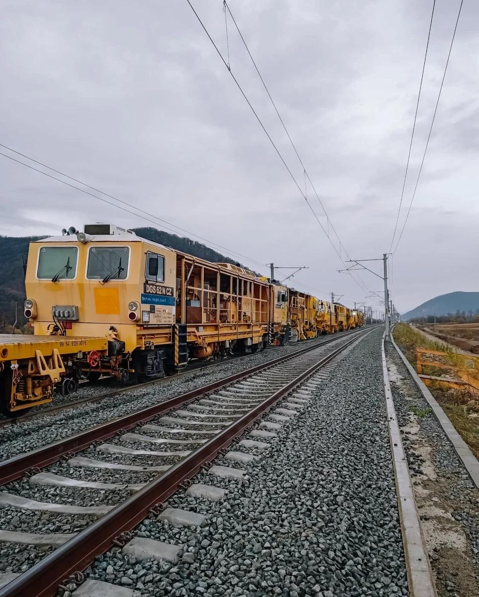 Încă 10 kilometri de cale ferată modernizată pe ruta Caransebeș – Timișoara – Arad au fost dați în exploatare