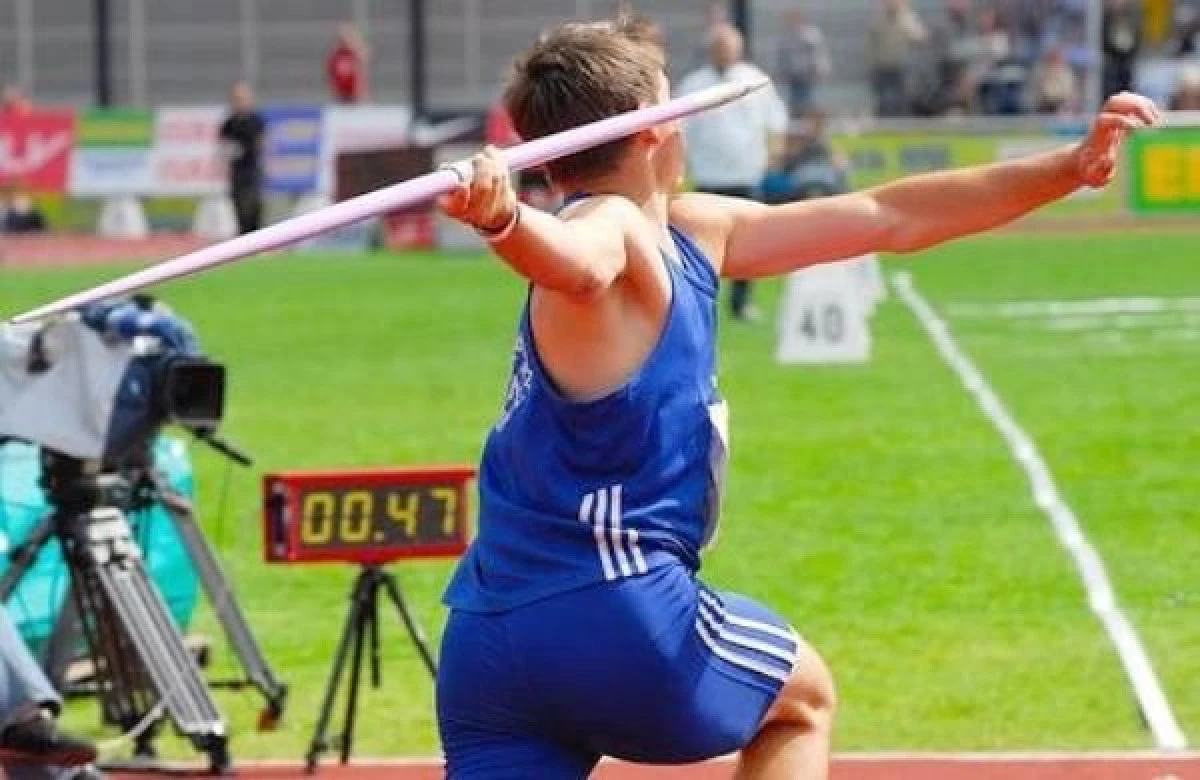 INCA O MEDALIE ARADEANA LA NATIONALE: ARUNCATORUL DE SULITA DENIS BOTH, VICECAMPION LA JUNIORI