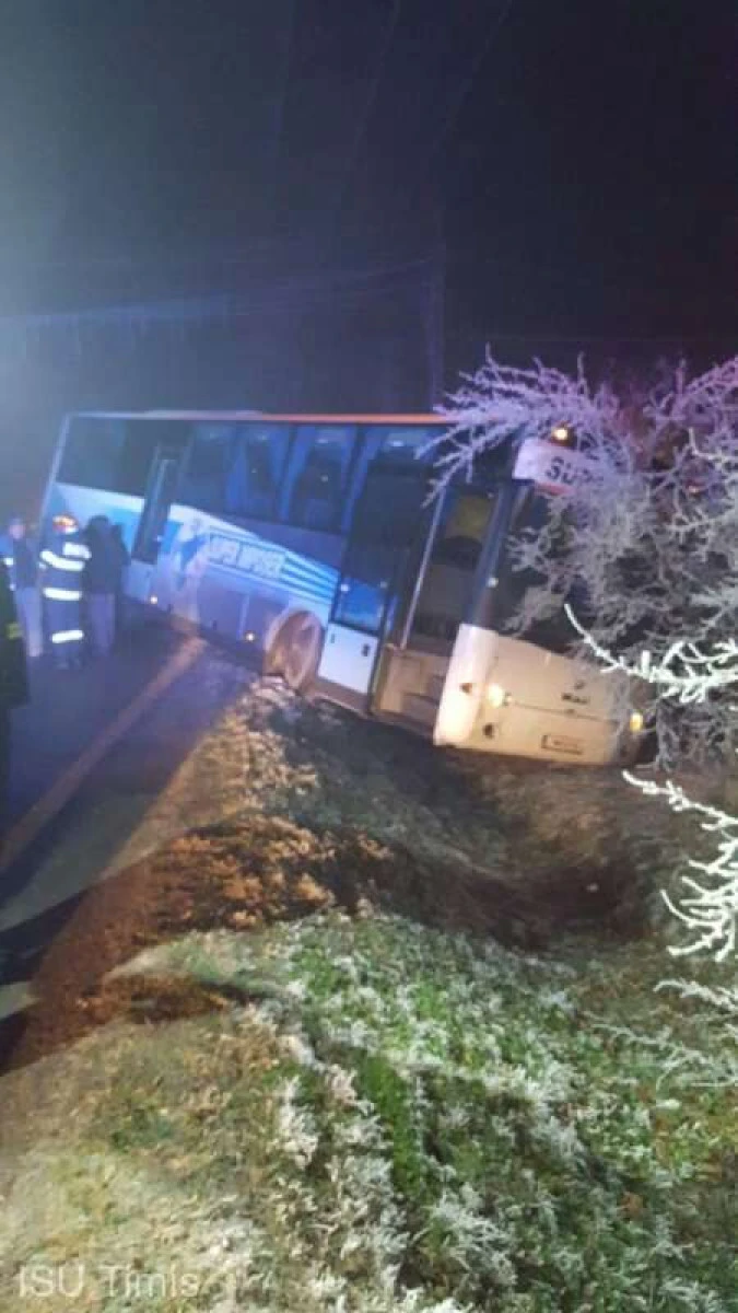 Încă un autobuz plin cu elevi a derapat într-un șanț, în vestul țării