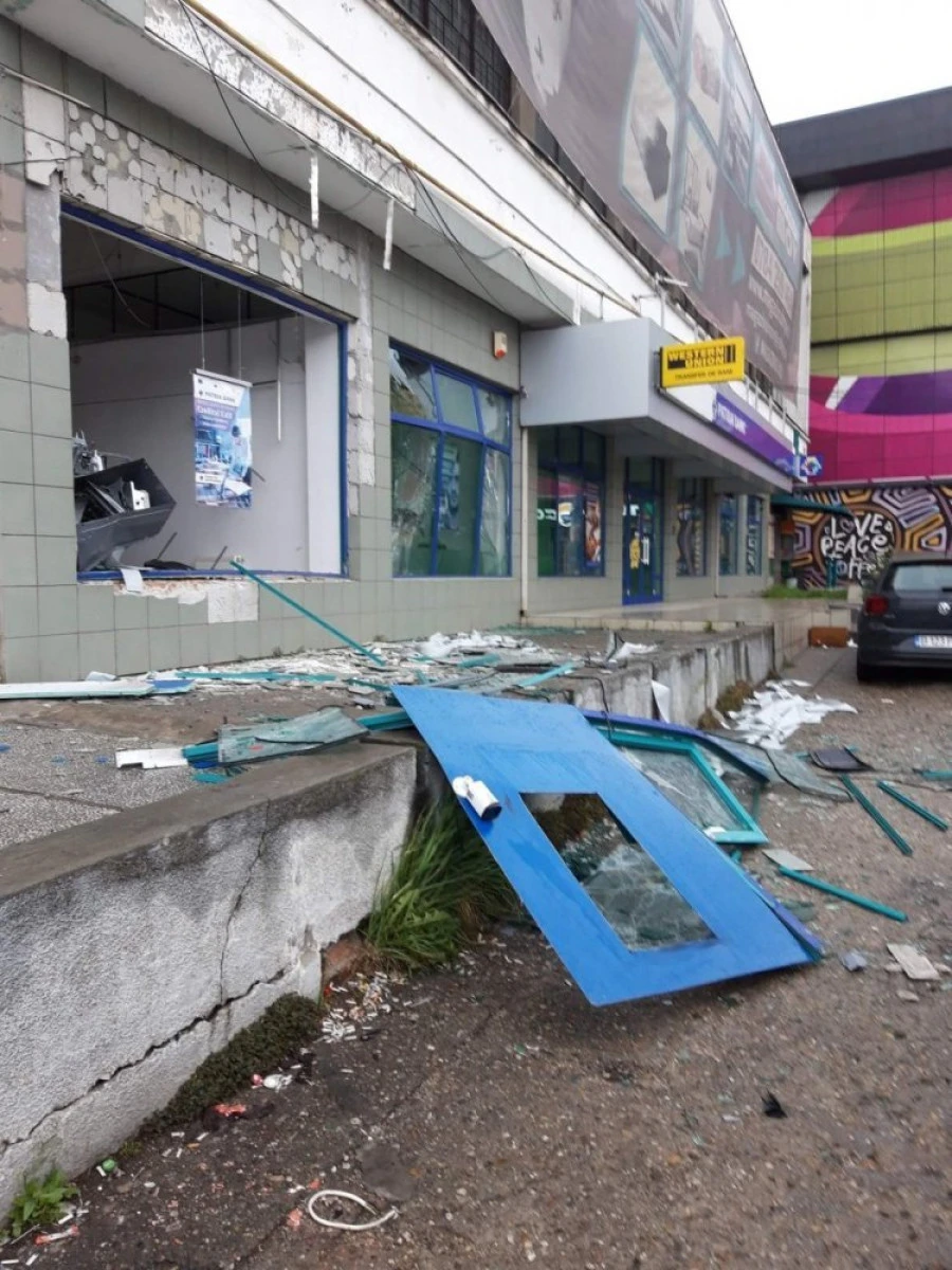 Încă un bancomat din Arad a fost aruncat în aer. Hoții n-au avut ce fura, bancomatul fiind gol