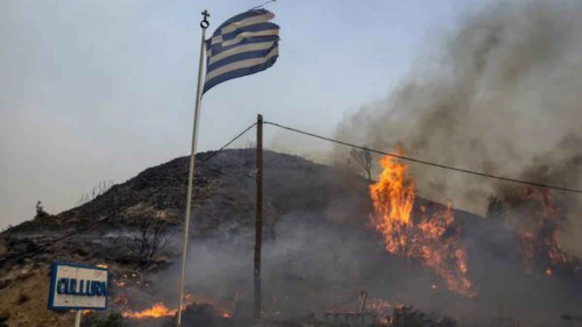Incendiile de vegetație continuă să provoace mari probleme în Grecia