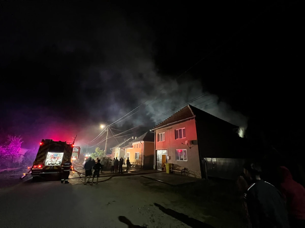 Incendiu de amploare la Sebiș. Acoperișul unei case a ars pe 130 de metri pătrați