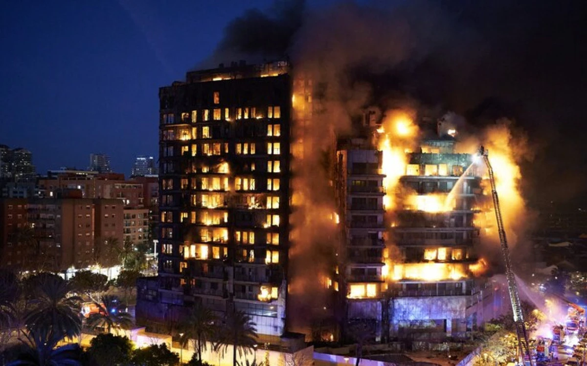 Incendiu de proporţii în Valencia, Spania, un bloc cu 14 etaje a luat foc