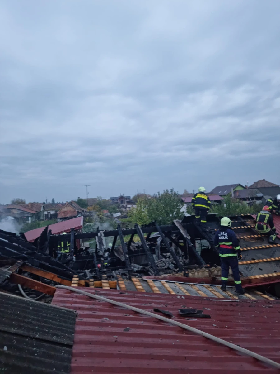 Incendiu de proporții la Nădlac, izbucnit din cauza unei lăzi frigorifice
