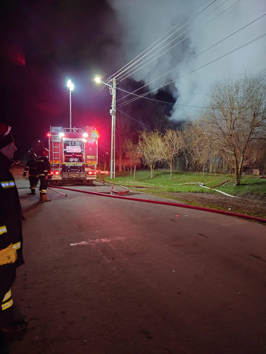 Incendiu de proporții la o casă de pe strada Aron Pumnul, din Arad. Intervenție de două ore a pompierilor arădeni