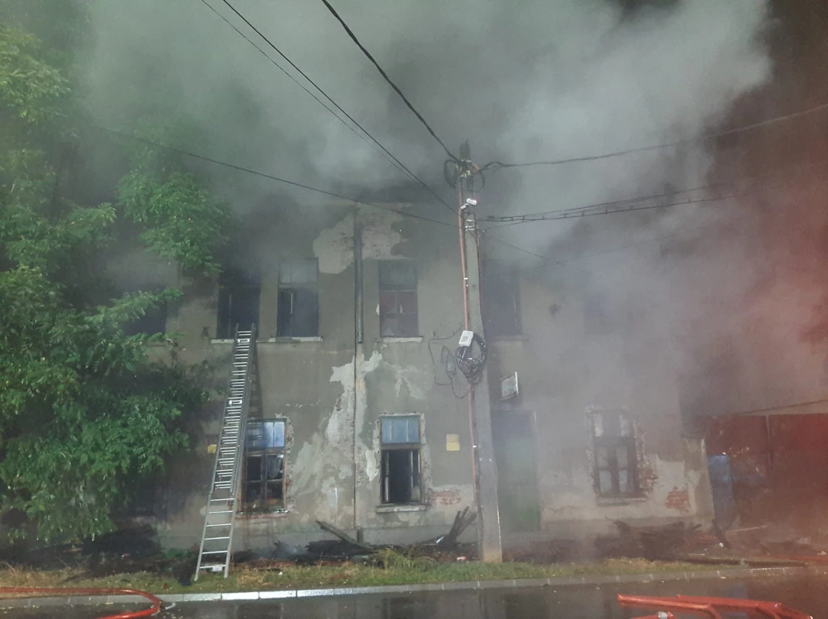 Incendiu de proporții pe strada Hunedoarei, la un imobil părăsit