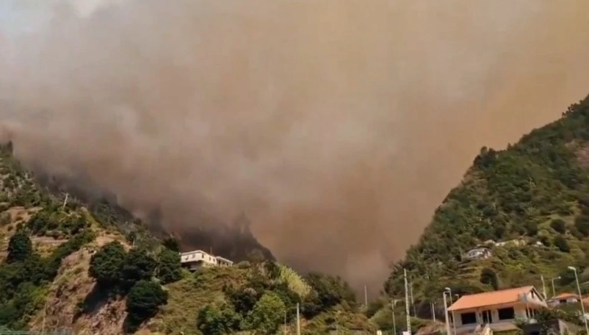 Incendiu de vegetaţie în Madeira. Sute de pompieri portughezi luptă cu flăcările