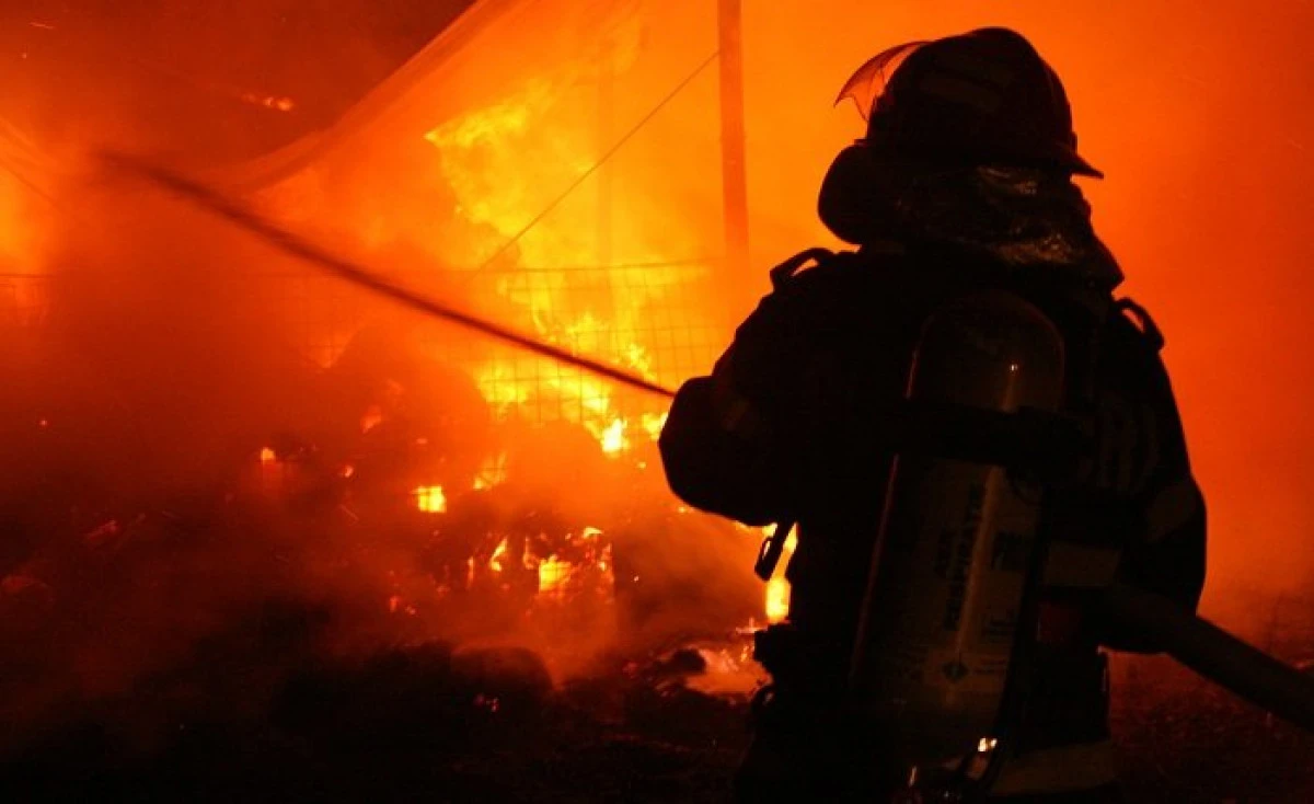 Incendiu devastator la fabrica de vopseluri din Apateu. Pompierii s-au luptat timp de trei ore cu flăcările