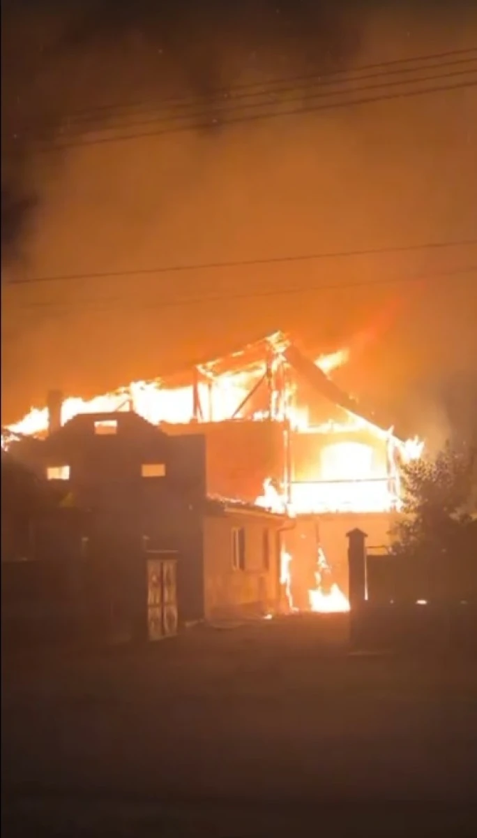 Incendiu devastator la o casă din Felnac. Acoperișul și trei încăperi au fost cuprinse de flăcări