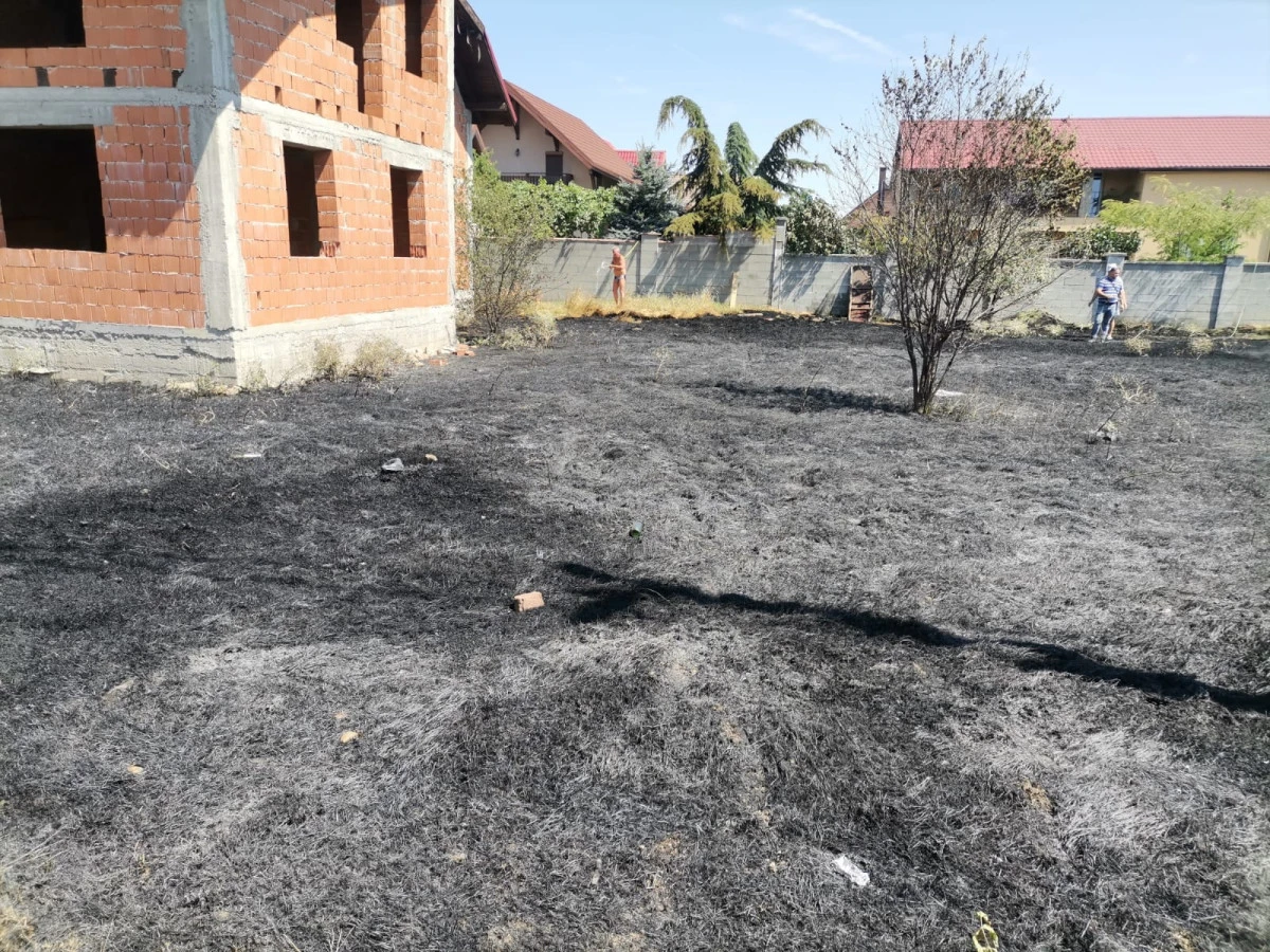 Incendiu foarte aproape de casele din Vladimirescu