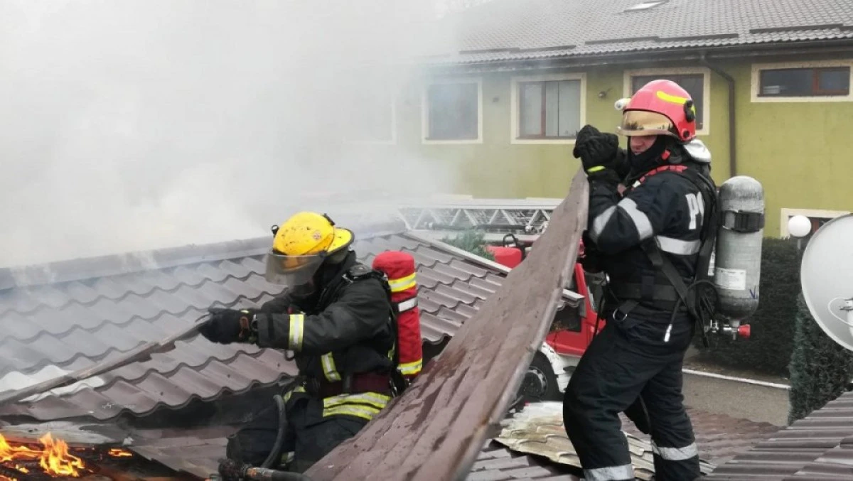 Incendiu în Cartierul Verde. Două imobile au fost afectate