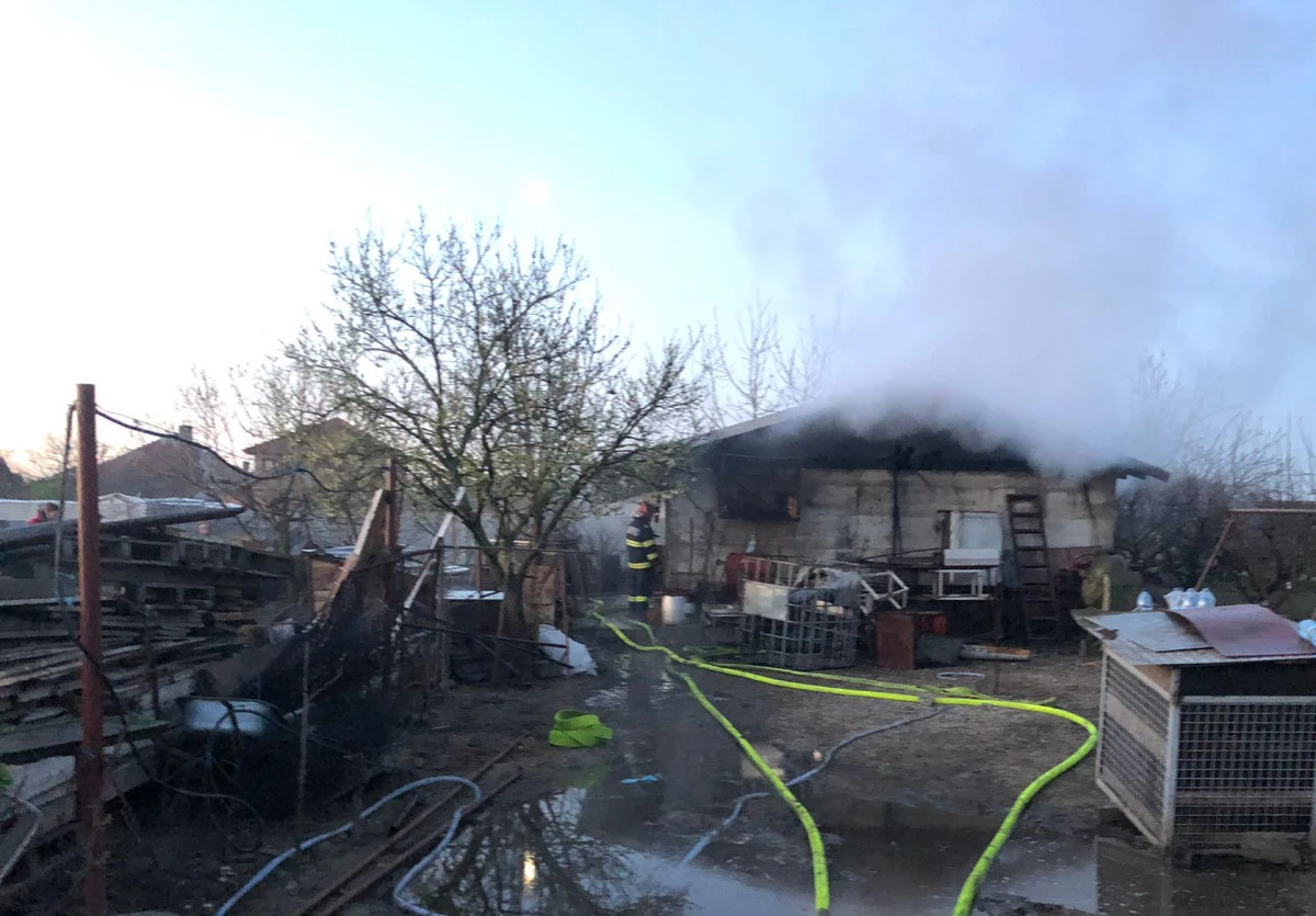 Incendiu în Curtici, la o anexă gospodărească