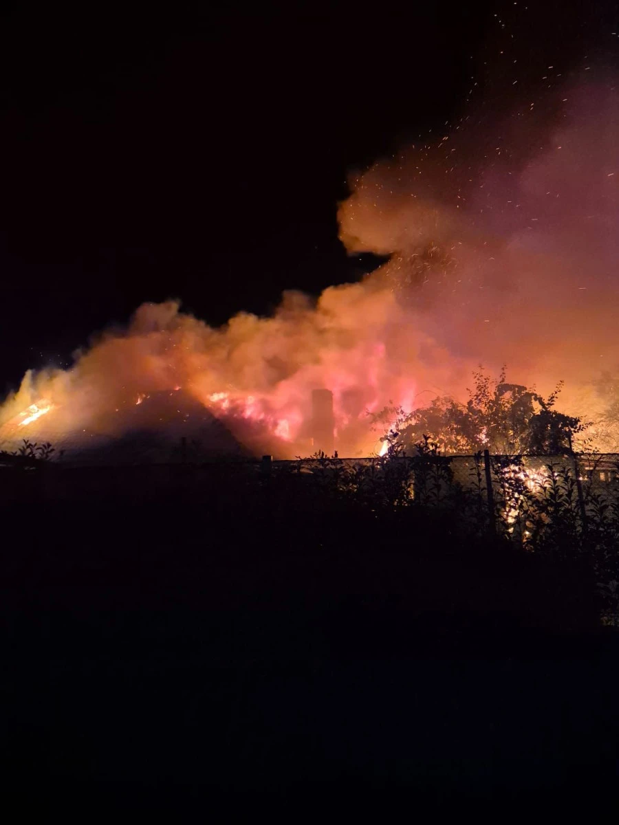 Incendiu în municipiul Arad. Au fost afectate o anexă gospodărească și două locuințe învecinate
