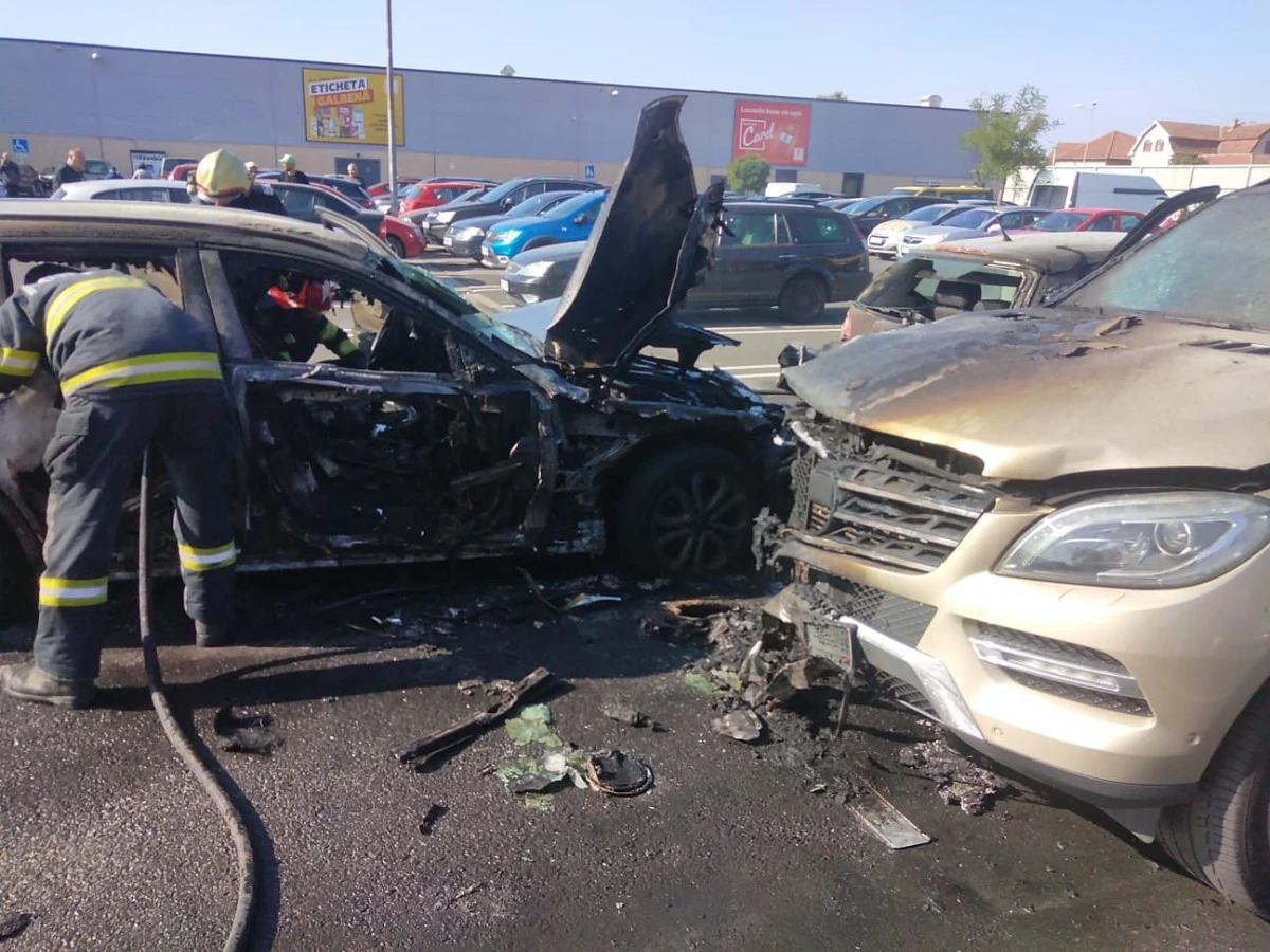 Incendiu în parcarea Kaufland, de pe Banu Mărăcine. Trei autoturisme au fost cuprinse de flăcări