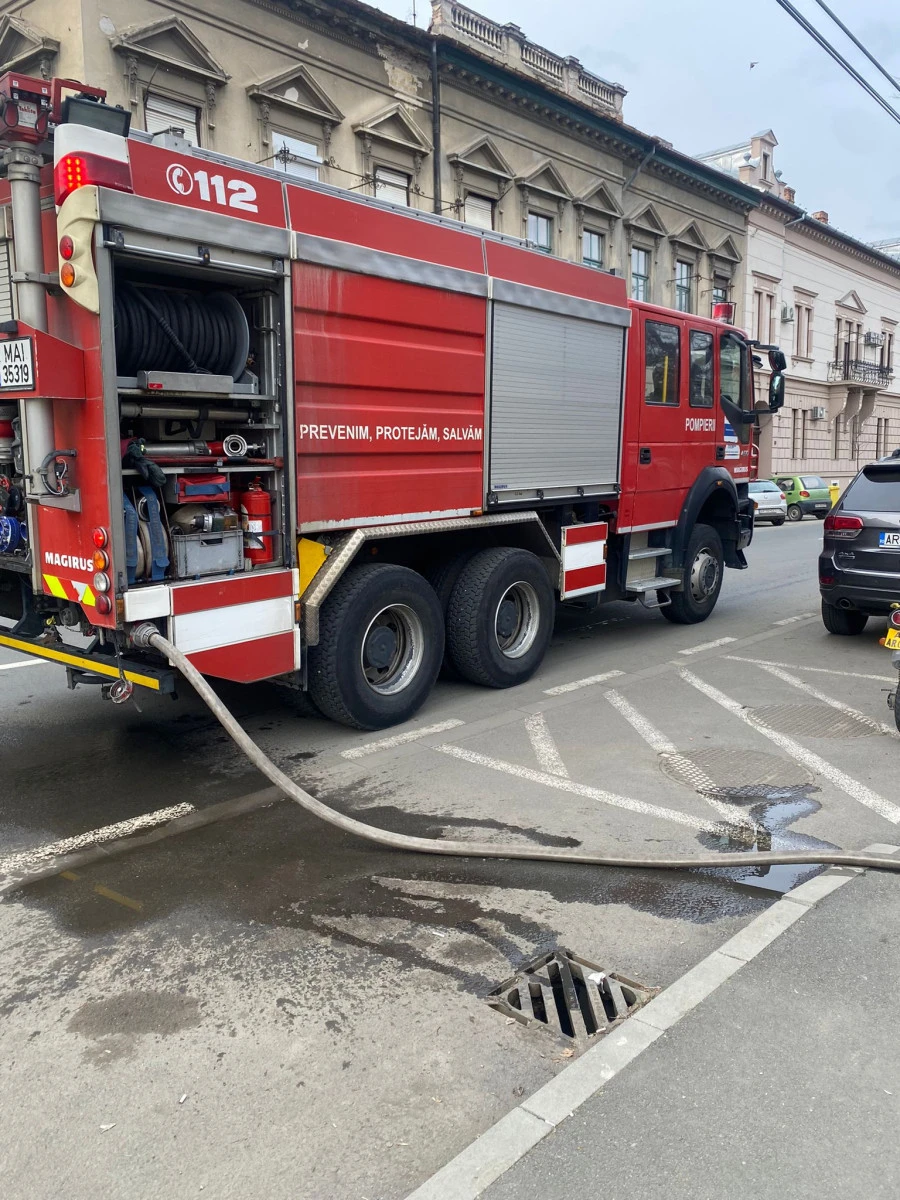 Incendiu în Parcul Copiilor. Pompierii au intervenit la timp și au lichidat focul