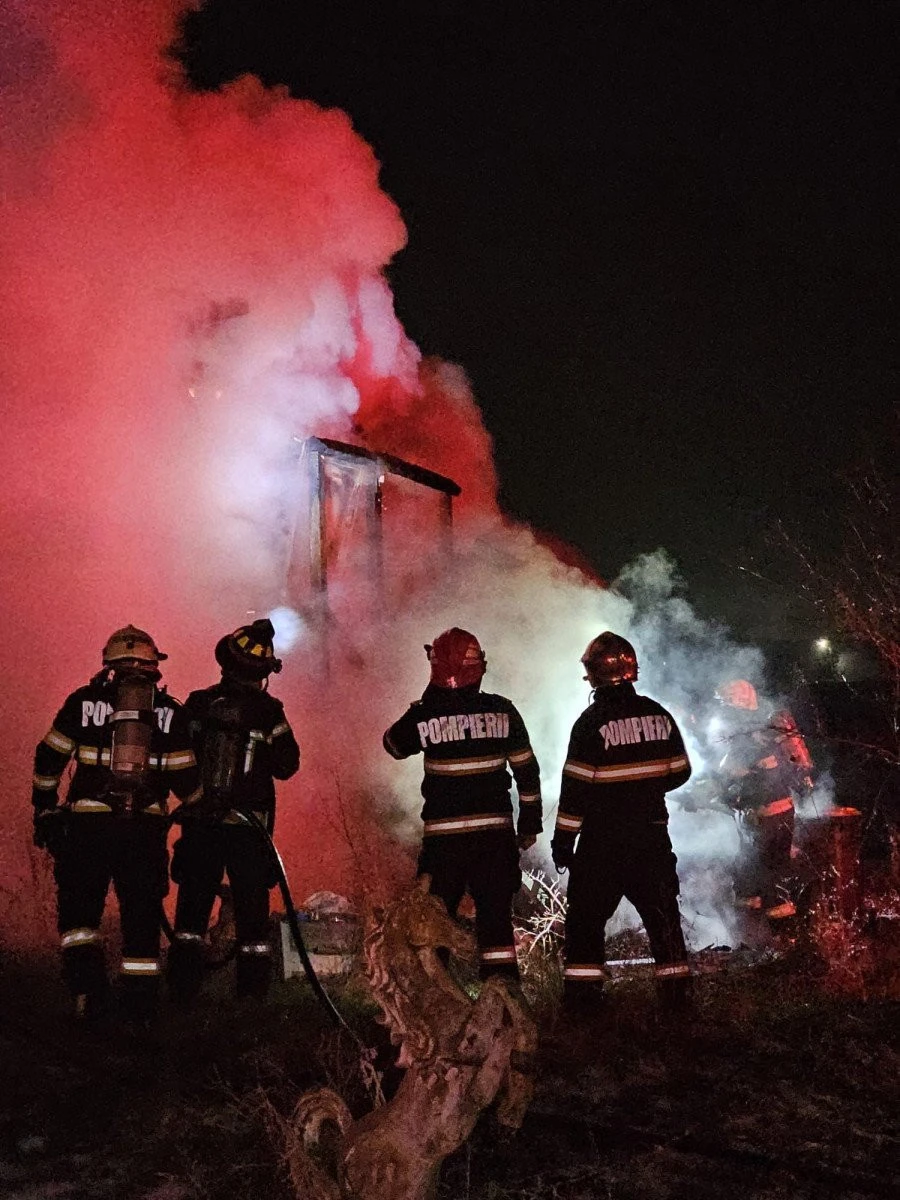Incendiu în zona balastierei din Micălaca. O anexă gospodărească s-a făcut scrum