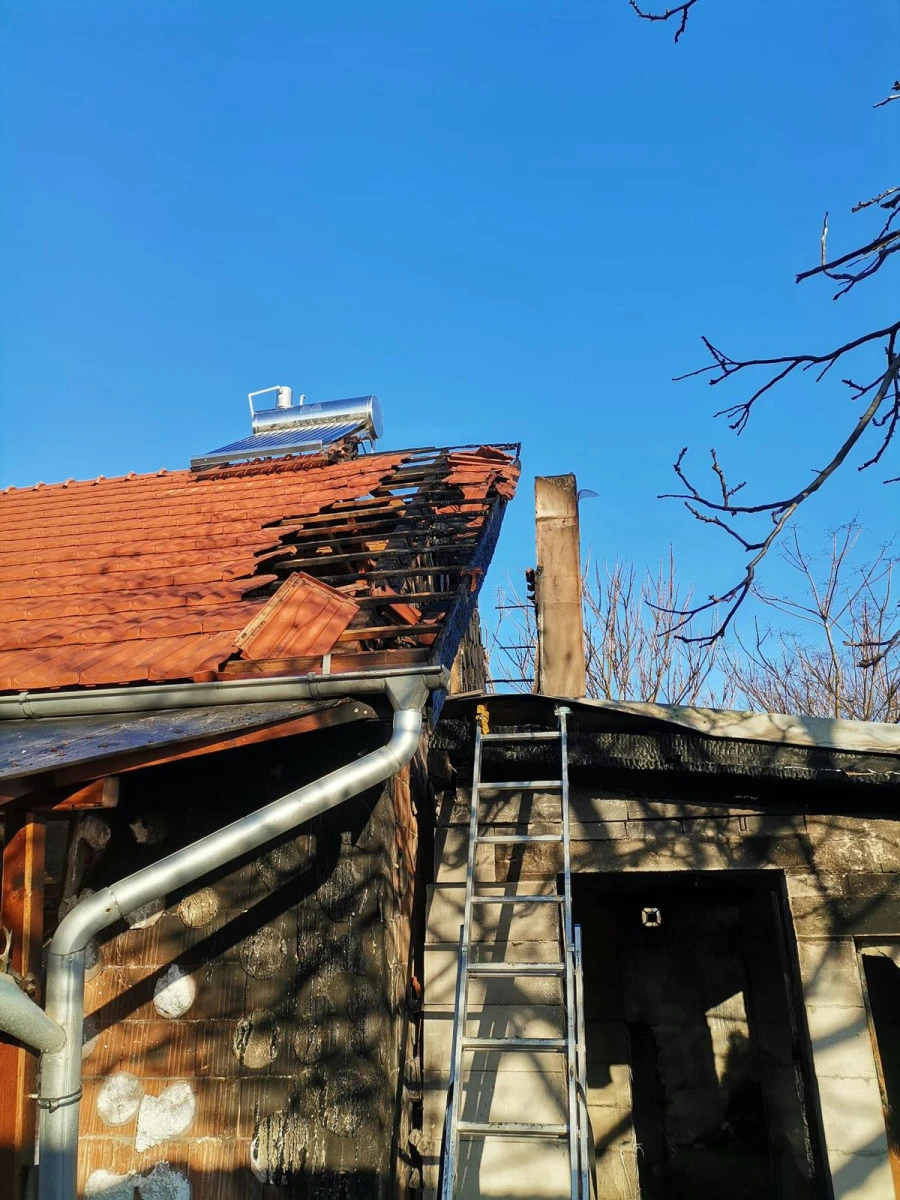 Incendiu într-o gospodărie din Ghioroc. Pompierii au intervenit prompt, limitând pagubele