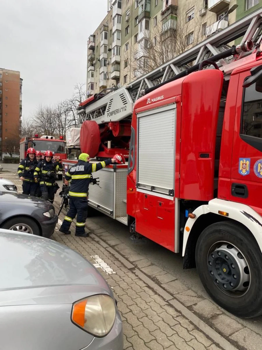 Incendiu într-un apartament, pe strada Săvârșin. 15 persoane din bloc s-au autoevacuat
