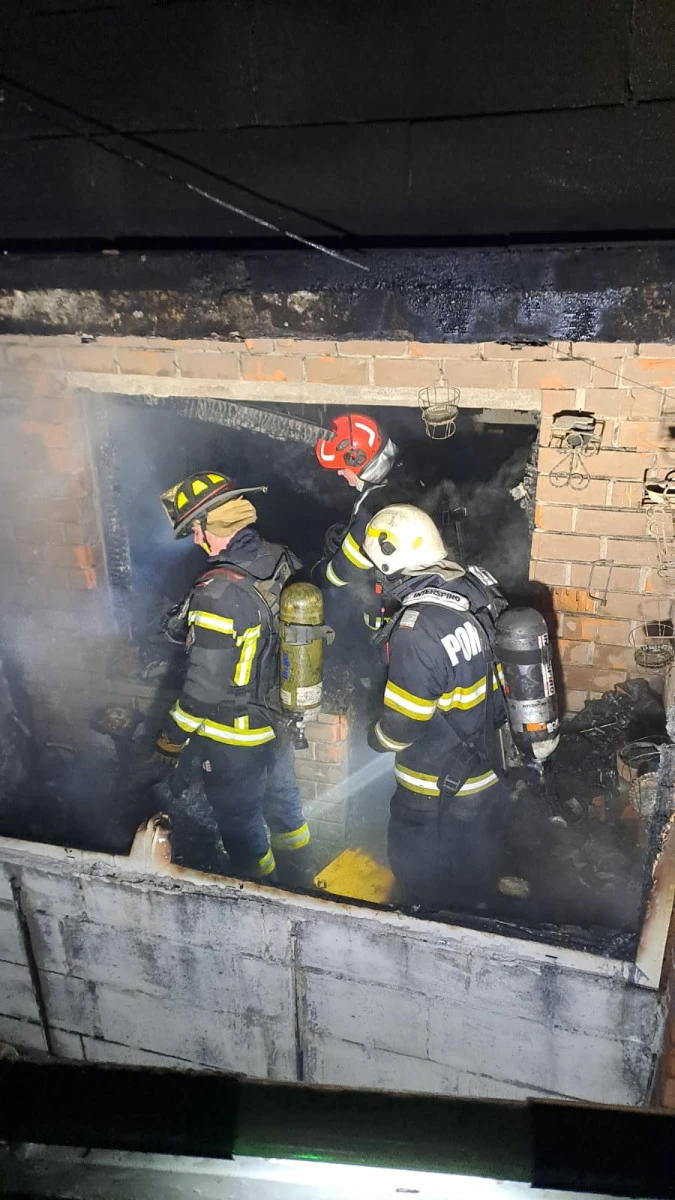 Incendiu într-un bloc de pe Calea Aurel Vlaicu. Zeci de persoane evacuate, o femeie, transportată la spital în stare de inconștiență