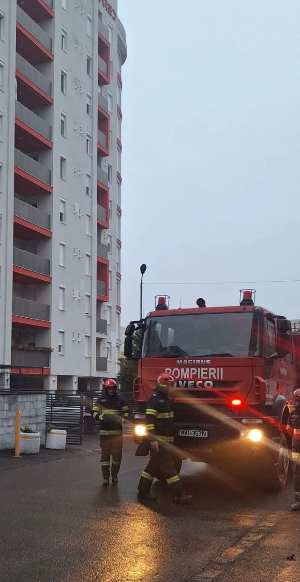 Incendiu într-un bloc de zece etaje din Arad. Zeci de persoane au fost evacuate