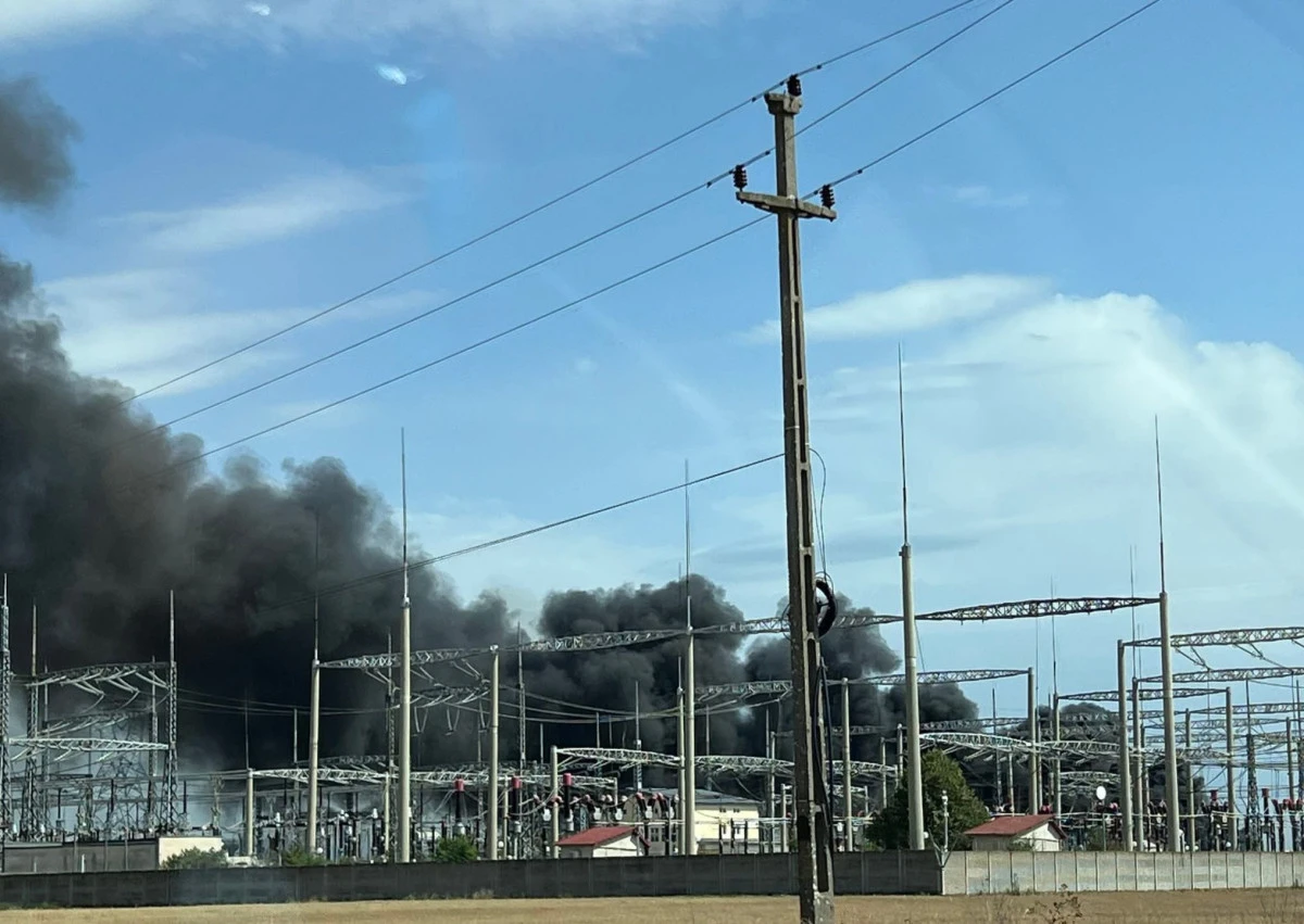 Incendiu între Arad și Horia! Vegetație uscată, cauciucuri și o remorcă dezafectată, cuprinse de flăcări