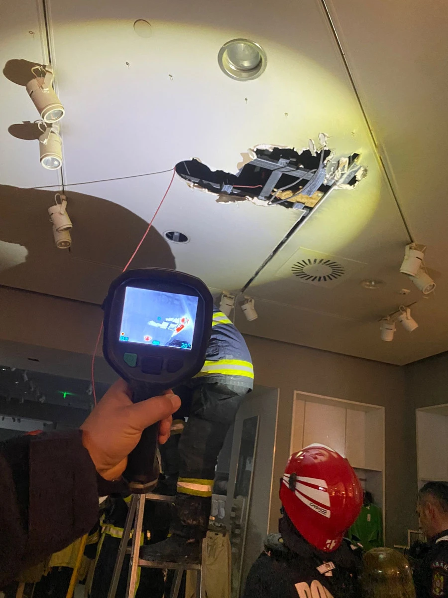 Incendiu la Atrium Mall, unde arde tavanul clădirii