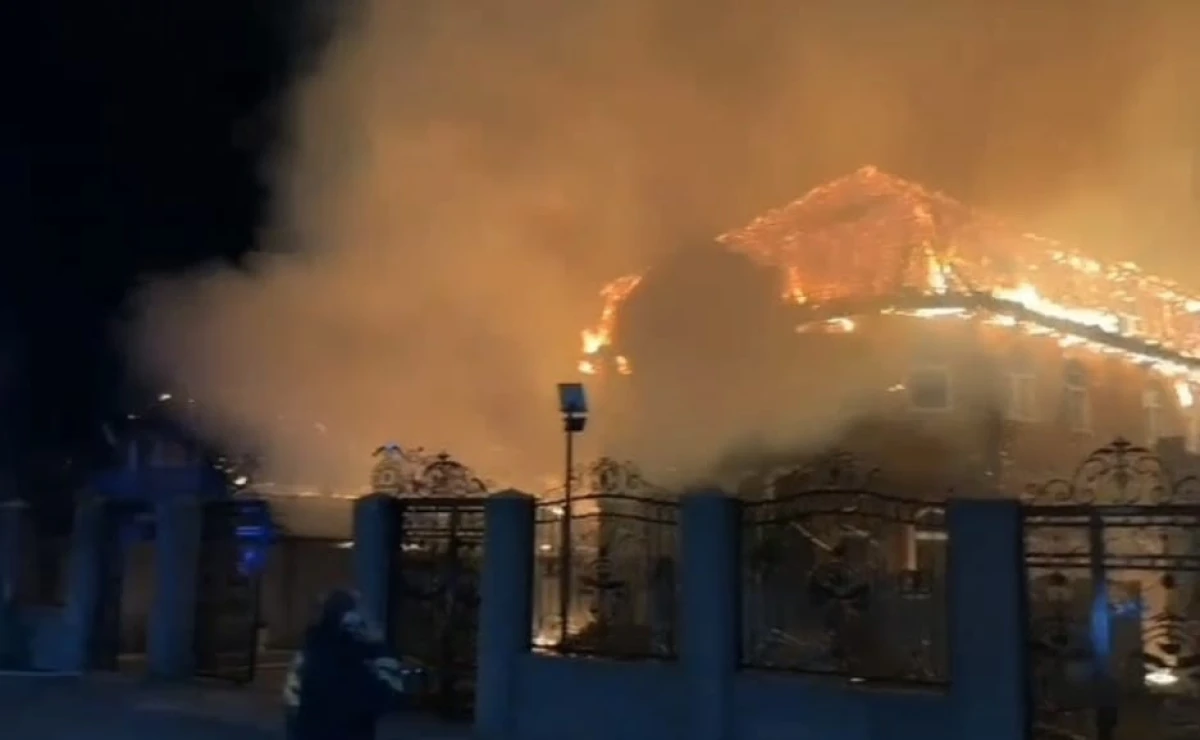 Incendiu la două case din Șiria. Pompierii au luptat patru ore cu flăcările