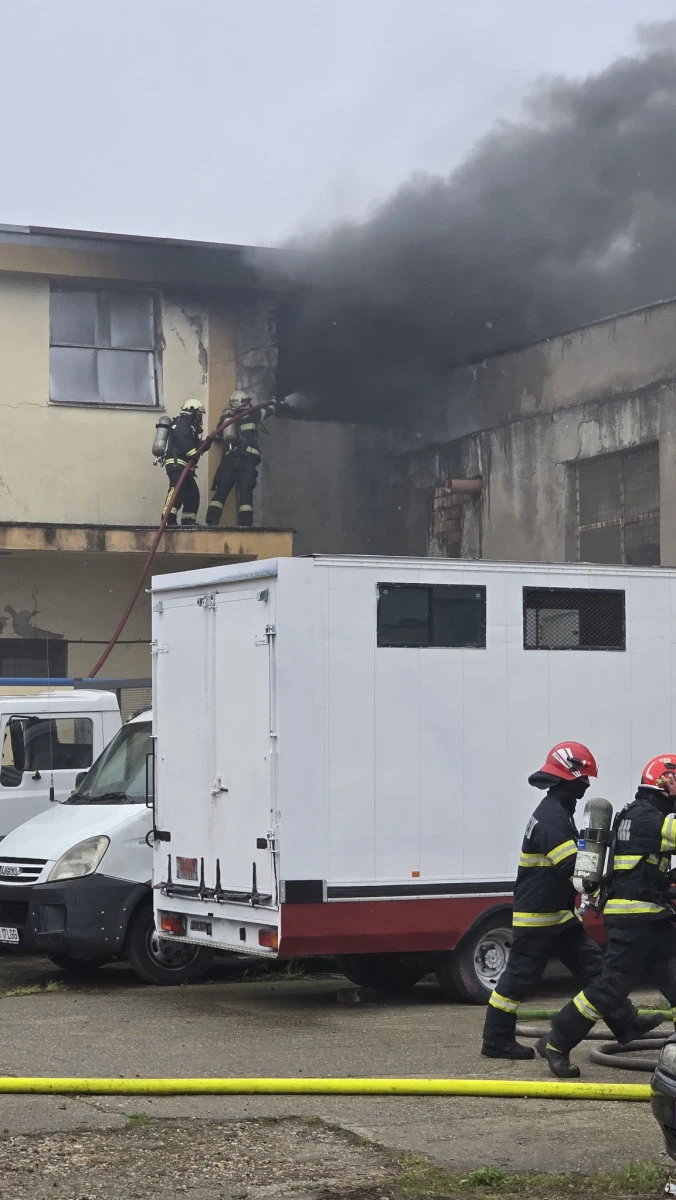 Incendiu la fosta fabrică Indagrara. A fost emis un mesaj de avertizare prin sistemul RO-ALERT