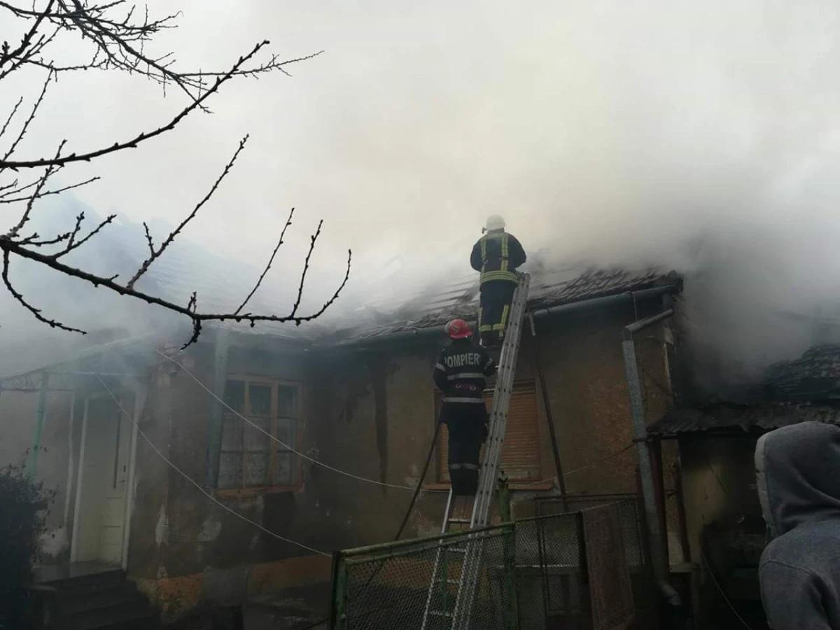 Incendiu la Iratoșu. Pompierii s-au luptat două ore cu flăcările