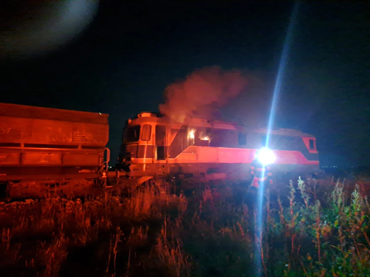 Incendiu la locomotiva unui tren de marfă, în apropierea localității Utviniș